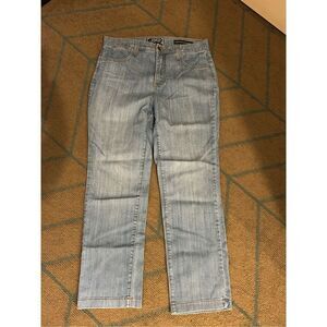 NEW NYDJ Light Wash Straight-Leg Jeans Flattering & Comfy 8